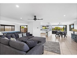 Premium 4-Bed Home with Pool and Pontoon Guest house, Gold Coast - 5