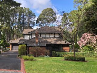 Pride Leisure Tudor House Guest house, Victoria - 2