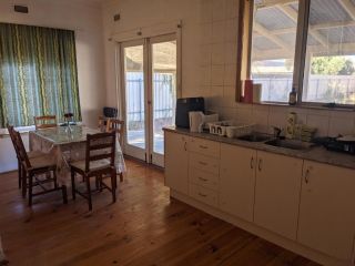 Prime location Lockleys home with Pet-Friendly Backyard & Free Parking Guest house, South Australia - 1