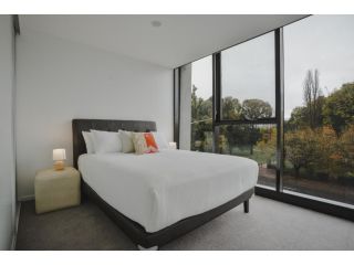 Prime location with lush green views Apartment, Canberra - 3