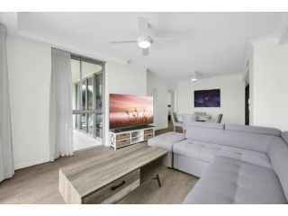 Pristine 2-Bed Apartment With a Balcony and Pool Apartment, Gold Coast - 5