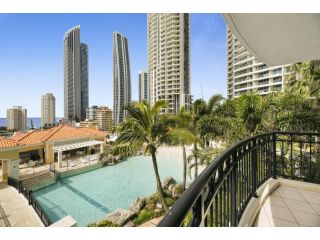 Pristine 2-Bed Apartment With a Balcony and Pool Apartment, Gold Coast - 1