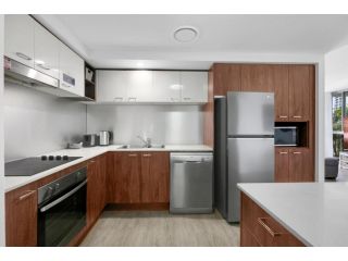 Pristine 2-Bed Apartment With a Balcony and Pool Apartment, Gold Coast - 4