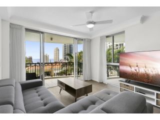 Pristine 2-Bed Apartment With a Balcony and Pool Apartment, Gold Coast - 2