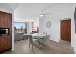 Pristine 2-Bed Apartment With a Balcony and Pool Apartment, Gold Coast - 3