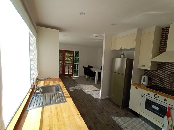 Entire Apartment Excellent Location with Balcony Apartment, Queensland - imaginea 1