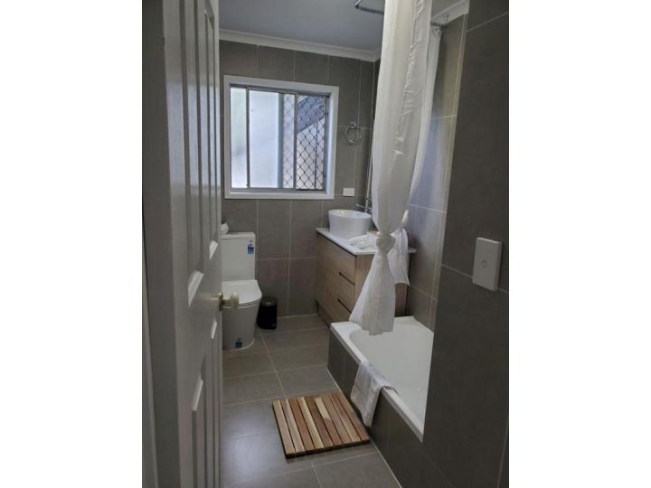 Entire Apartment Excellent Location with Balcony Apartment, Queensland - imaginea 5