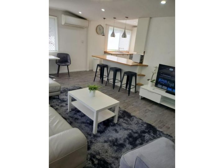 Entire Apartment Excellent Location with Balcony Apartment, Queensland - imaginea 2