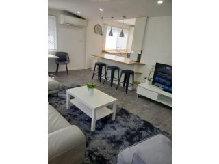 Entire Apartment Excellent Location with Balcony Apartment, Queensland - 2