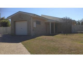Private Canal Duplex with Pontoon - Oleander Drive, Bongaree Guest house, Bongaree - 4