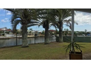 Private Canal Duplex with Pontoon - Oleander Drive, Bongaree Guest house, Bongaree - 1