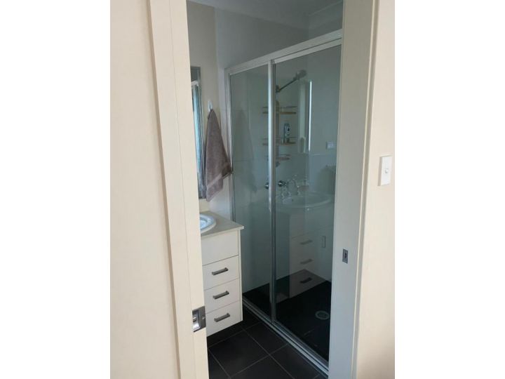 Private room with ensuite and parking close to Wollongong CBD Guest house, Wollongong - imaginea 6