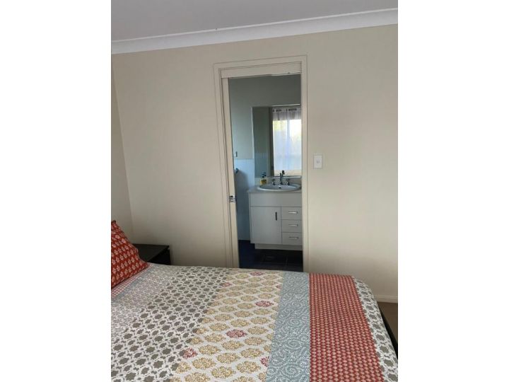 Private room with ensuite and parking close to Wollongong CBD Guest house, Wollongong - imaginea 3