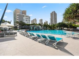 Q1 Amazing Ocean Views 22nd Level Heated Pools Sauna Gym Cinema Apartment, Gold Coast - 1