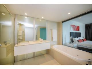 3 Bedroom Ocean View Private Apartment in Surfers Paradise Apartment, Gold Coast - 3