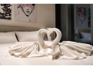 Queen Bed Luxury Parisian Paradise with Amazing City Views, Pool, Spa, Gym, Steam & Sauna Rooms Apartment, Adelaide - 4