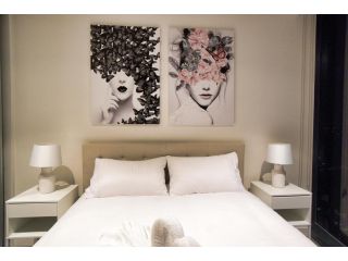 Queen Bed Luxury Parisian Paradise with Amazing City Views, Pool, Spa, Gym, Steam & Sauna Rooms Apartment, Adelaide - 2