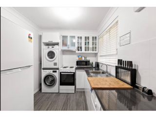 Quiet 3 bedroom unit, walking distance to CBD Apartment, Orange - 1