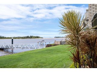 Peaceful River Front Escape - Short walk to Ocean Street and Attractions Apartment, Maroochydore - 1