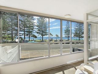 Rainbow Pacific Unit 2 - Right on the beach in Rainbow Bay Coolangatta Gold Coast Apartment, Gold Coast - 4