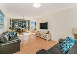 Rainbow Pacific unit 8 - Great value unit right on the beachfront Rainbow Bay Coolangatta with WiFi Apartment, Gold Coast - 1