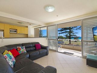 Rainbow Place unit 5 - Beachfront apartment in Rainbow Bay Coolangatta, Southern Gold Coast Apartment, Gold Coast - 4