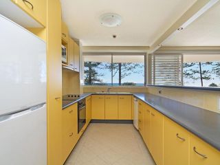 Rainbow Place unit 5 - Beachfront apartment in Rainbow Bay Coolangatta, Southern Gold Coast Apartment, Gold Coast - 3