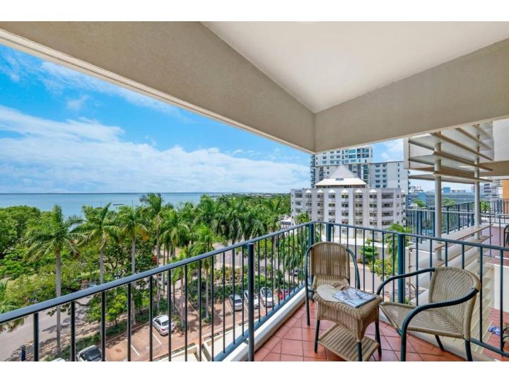 Recharge in Adjacent Oceanview Pads with Balcony Apartment, Darwin - imaginea 1
