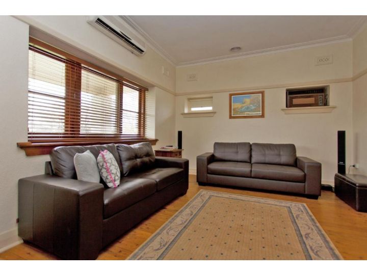 Red Brick Beauty - Central Cottage Guest house, Albury - imaginea 6