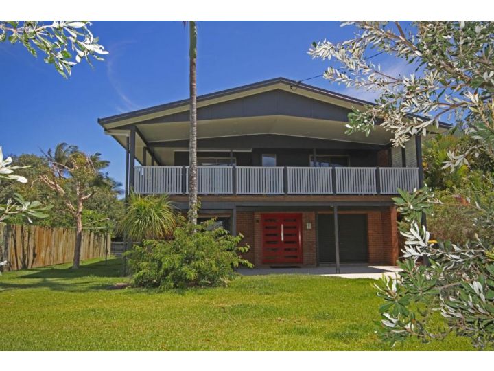 Red Door Beach House - Marcoola Beach - PET FRIENDLY, FOXTEL, WIFI, 500 BOND, Linen Supplied Guest house, Marcoola - imaginea 10