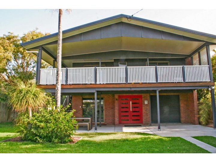 Red Door Beach House - Marcoola Beach - PET FRIENDLY, FOXTEL, WIFI, 500 BOND, Linen Supplied Guest house, Marcoola - imaginea 2