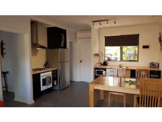 Red Ochre â€“ Large 1BR with Private Courtyard Apartment, Port Pirie - 4