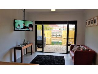 Red Ochre â€“ Large 1BR with Private Courtyard Apartment, Port Pirie - 5
