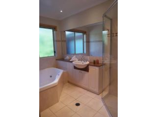 REDGUM RETREAT BRIGHT - Luxury Spa Villa Apartment, Australia - 3