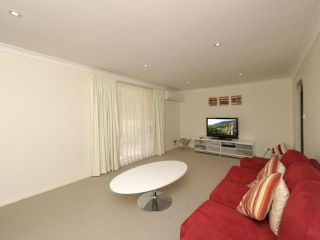 Reef Close, 1/2 Guest house, Fingal Bay - 1