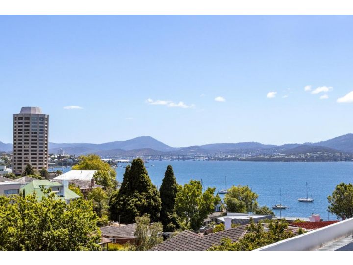 Reflections on the Bay Villa, Hobart - imaginea 1