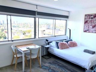 Refurbished studio with an amazing view + free PARKING! Apartment, Sydney - 2