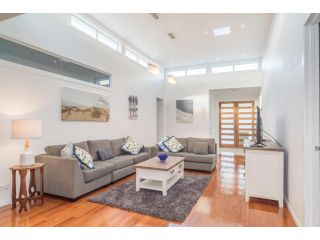 Currawong Close - Indoor Pool, Home Theatre, WiFi, 4 bedroom Guest house, Cowes - 1
