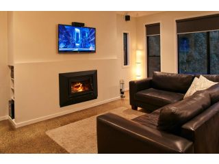 Stylish Living- Fireplace, WiFi, Linen, 4 bdrm, Beach 850m Guest house, Inverloch - 1