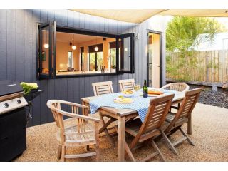 Stylish Living- Fireplace, WiFi, Linen, 4 bdrm, Beach 850m Guest house, Inverloch - 3