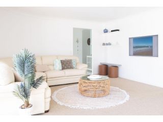 Relax at Pet Friendly Bokarina Beach House - Relax By The Pool - 2 Minute Walk to Dog Friendly Beach Guest house, Kawana Waters - 1