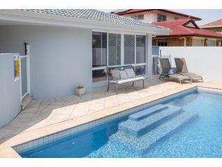 Relax at Pet Friendly Bokarina Beach House - Relax By The Pool - 2 Minute Walk to Dog Friendly Beach Guest house, Kawana Waters - 2