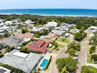 Relax at Pet Friendly Bokarina Beach House - Relax By The Pool - 2 Minute Walk to Dog Friendly Beach Guest house, Kawana Waters - 4