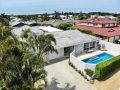 Relax at Pet Friendly Bokarina Beach House - Relax By The Pool - 2 Minute Walk to Dog Friendly Beach Guest house, Kawana Waters - thumb 7
