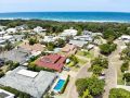 Relax at Pet Friendly Bokarina Beach House - Relax By The Pool - 2 Minute Walk to Dog Friendly Beach Guest house, Kawana Waters - thumb 4