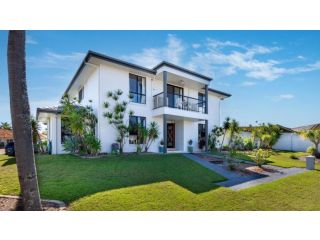 Relax By The Pool In Style Guest house, Banksia Beach - 3