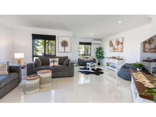 Relax By The Pool In Style Guest house, Banksia Beach - 1