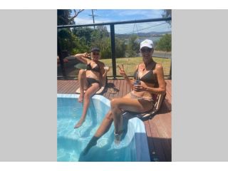Relax in the spa with views opposite Lake Eildon Guest house, Goughs Bay - 1