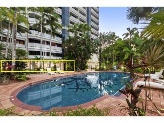 Luxury Pool Side Apartment in Beachfront Resort Apartment, Cairns - 1