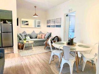 Relaxed coastal living in renovated beach pad! Apartment, Sydney - 2